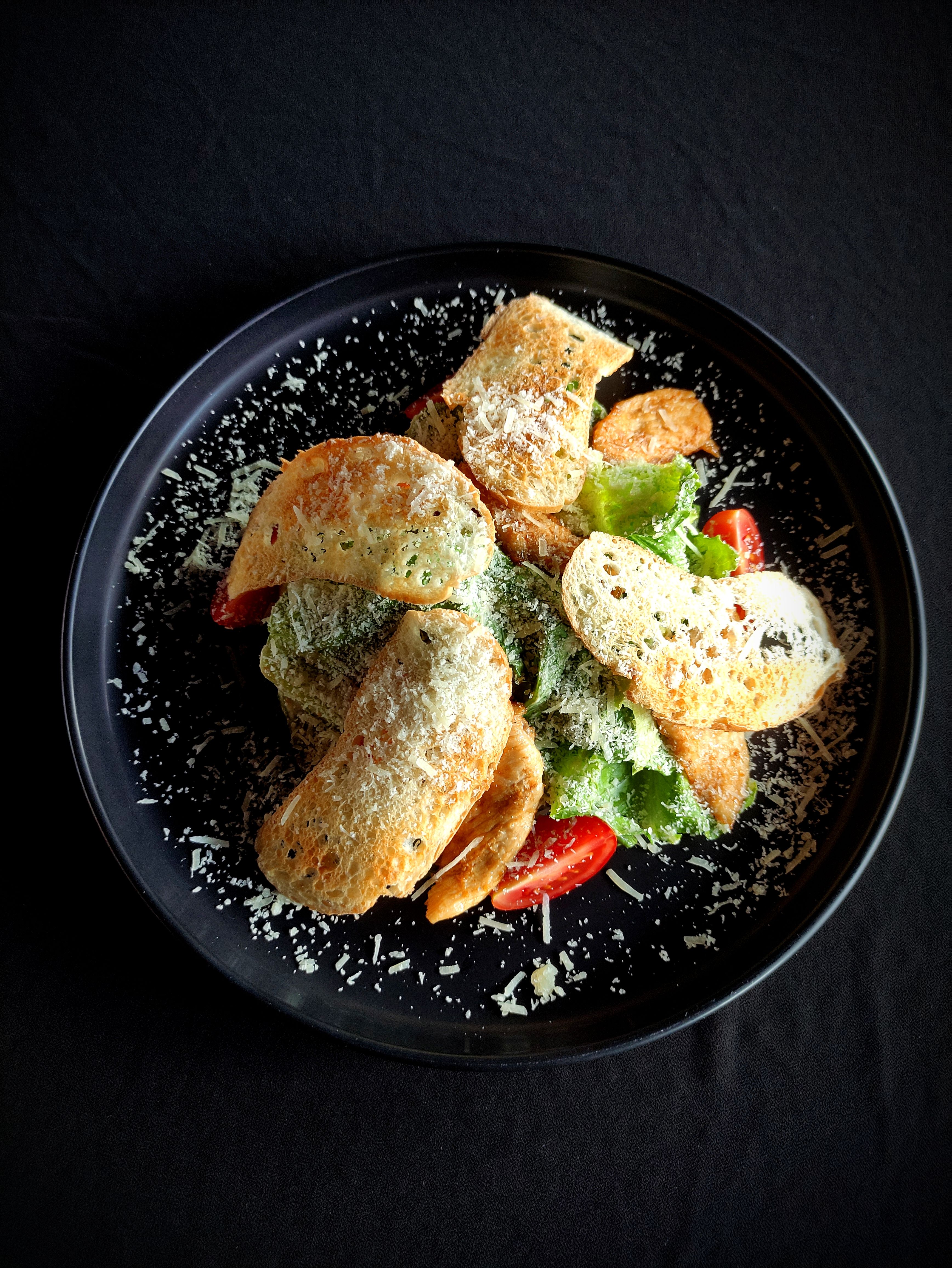 Салат Цезарь с курицей