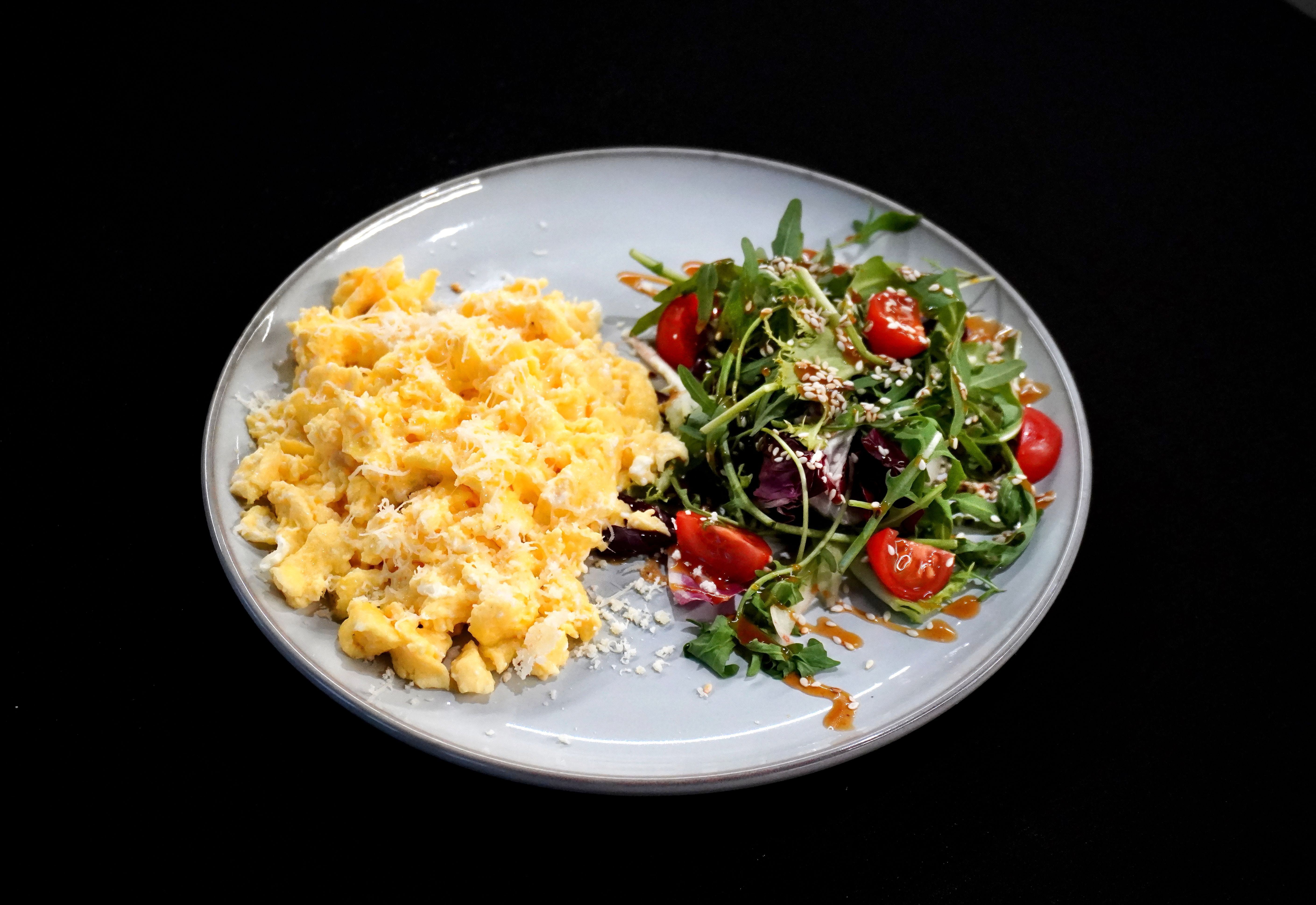 Скрэмбл с зеленью и пармезаном